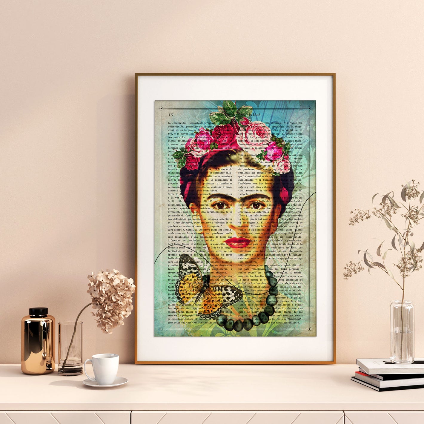 La imagen muestra una lámina vintage con un diseño de anuncios antiguos. En la lámina se pueden ver diferentes productos como jabón, perfume y chocolate, con un estilo retro muy llamativo. Esta lámina es perfecta para aquellos amantes de la decoración co