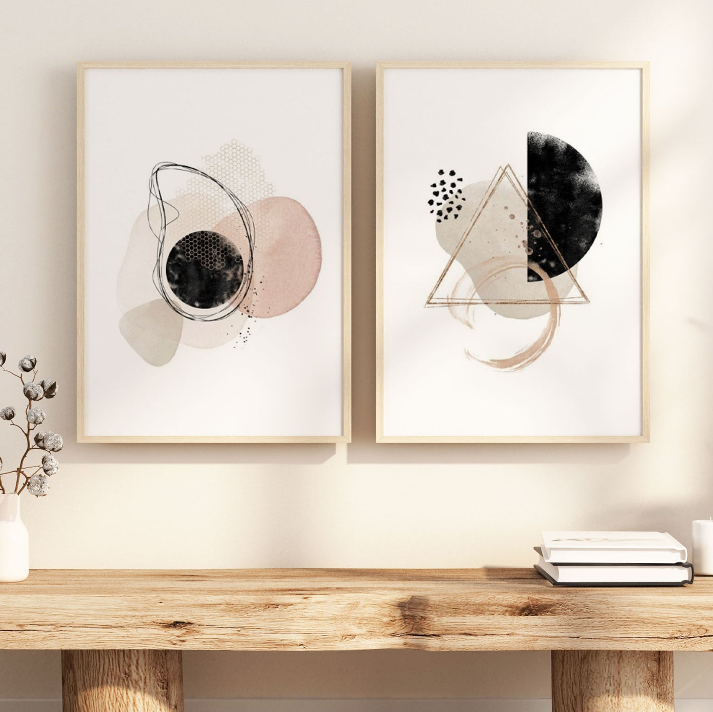 La imagen muestra una selección de láminas abstractas con diseños modernos y vanguardistas. Los colores vibrantes y las formas geométricas crean una estética de exposición de arte, ideal para decorar cualquier espacio interior con estilo y originalidad.