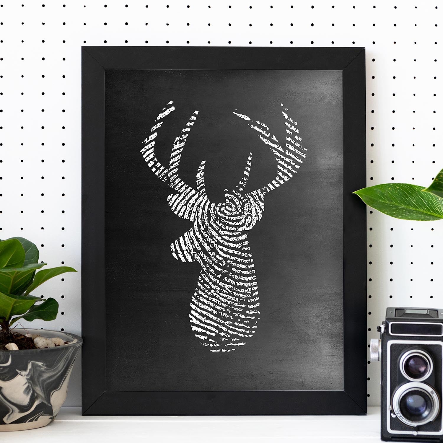 Lámina blanco y negro Ciervo deer en Poster con fondo negro estilo pizarra. Papel 250 gr y tintas de alta calidad.-Artwork-Nacnic-Nacnic Estudio SL