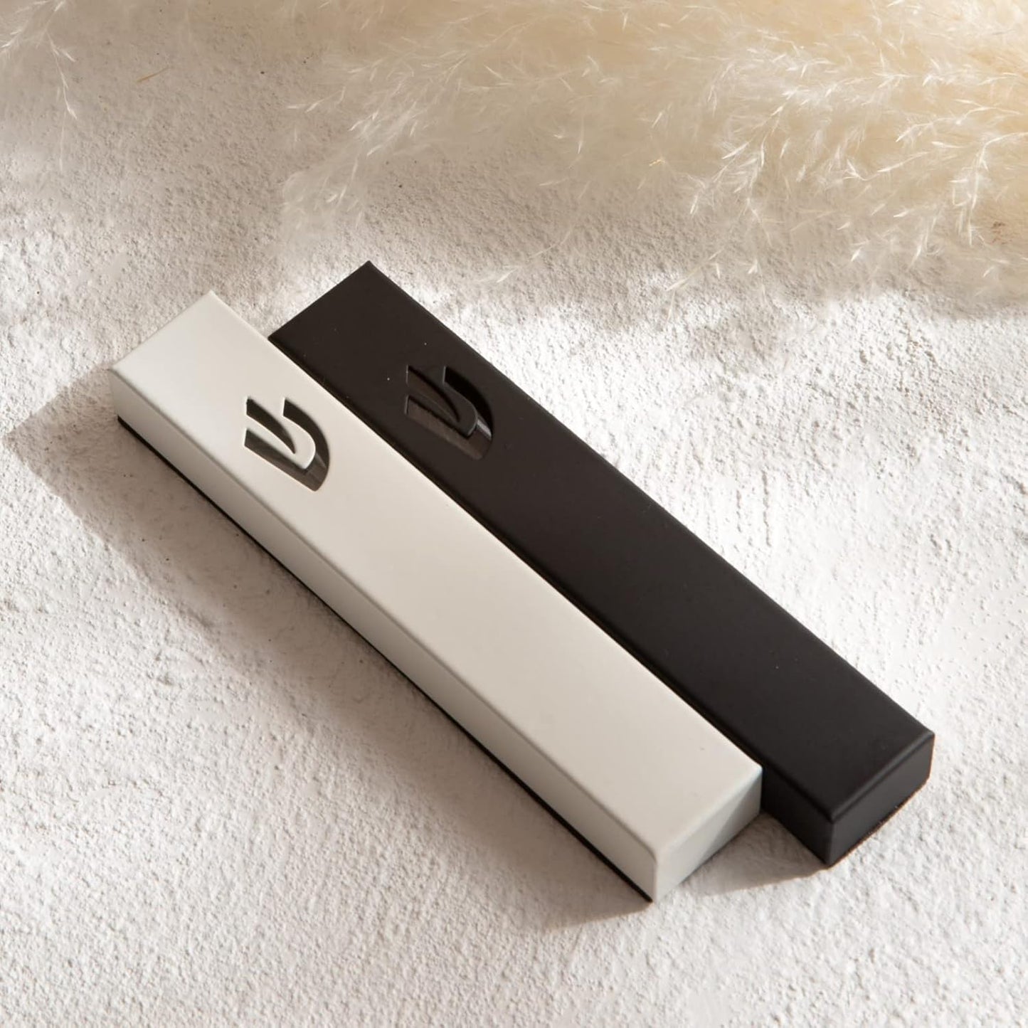SURI Mezuzah clásica para puerta, funda autoadhesiva de Nirosta negra de 5 pulgadas con pergamino no kosher | Mezuzá judía moderna para interiores y exteriores, caja de regalo de Judaica incluida
