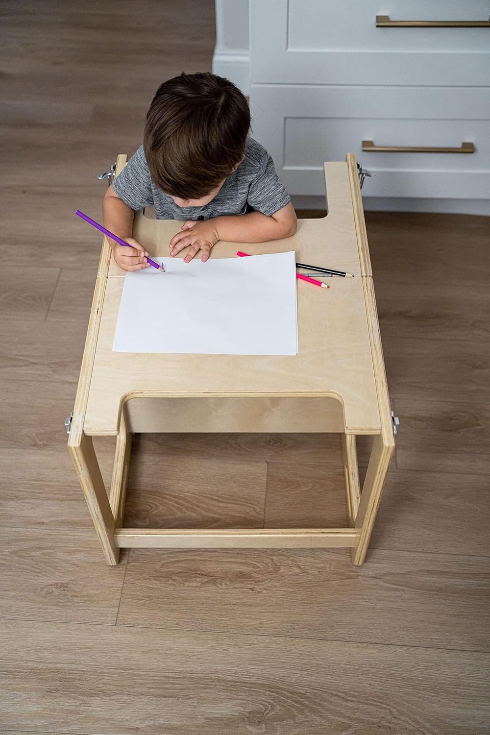 Avenlur Date - Torre plegable 4 en 1 - Taburete con escalón para niños pequeños con pizarra, escritorio y silla - Taburete estilo Montessori y Waldorf para edades de 18 meses a 6 años