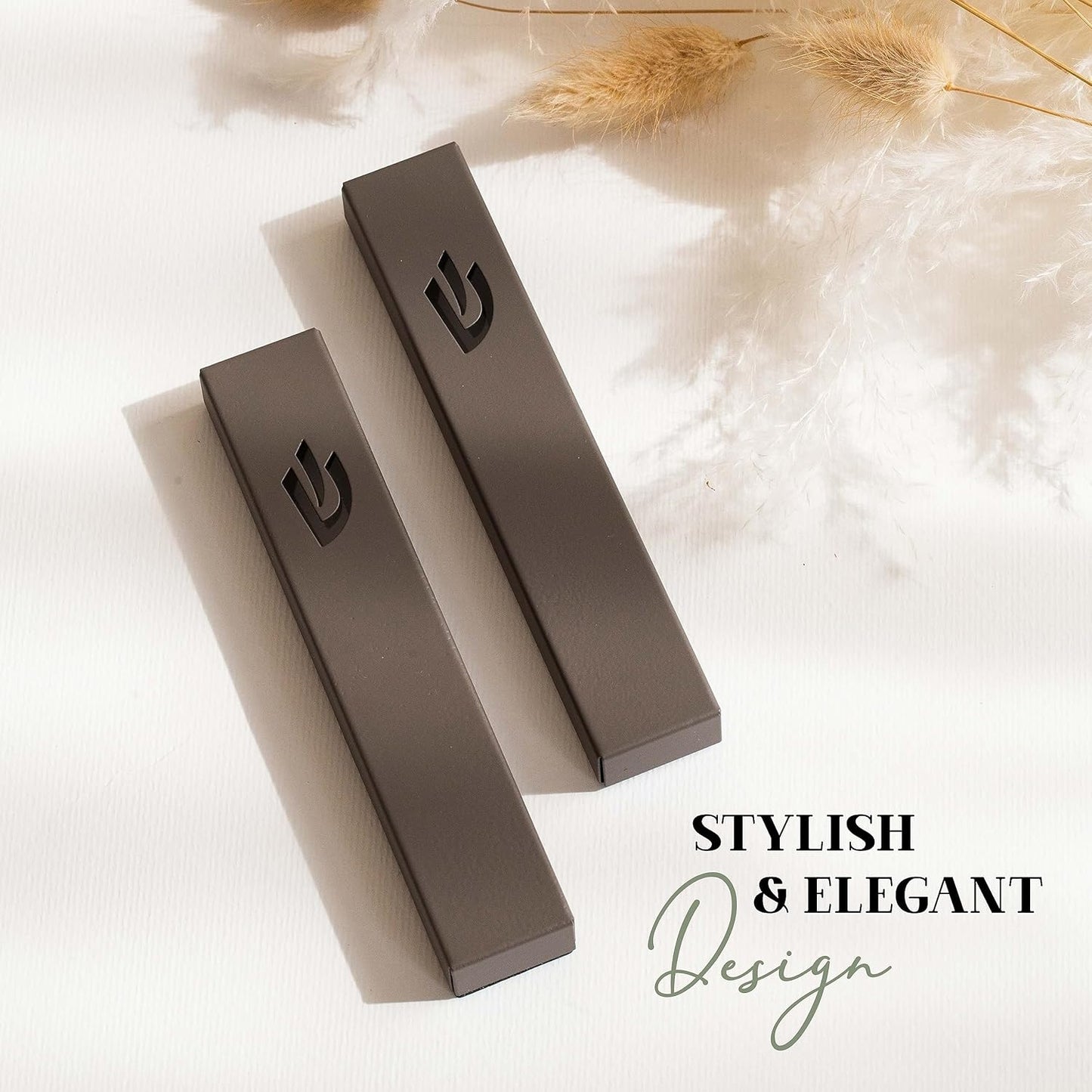 SURI Mezuzah clásica para puerta, caja de mezuzá autoadhesiva Nirosta gris oscuro de 5 pulgadas con pergamino no kosher | Mezuzá judía moderna para interiores y exteriores, caja de regalo de Judaica