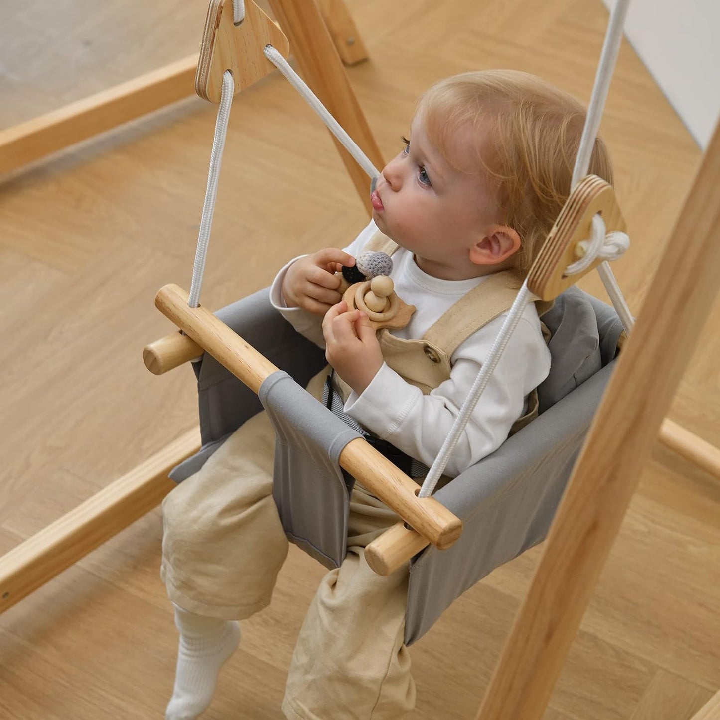 Columpio plegable Avenlur Spruce para bebés y niños pequeños con soporte - Columpio de interior autónomo estilo Waldorf Montessori de primera calidad para niños de 6 meses a 3 años - Perfecto para el hogar, la guardería y el preescolar