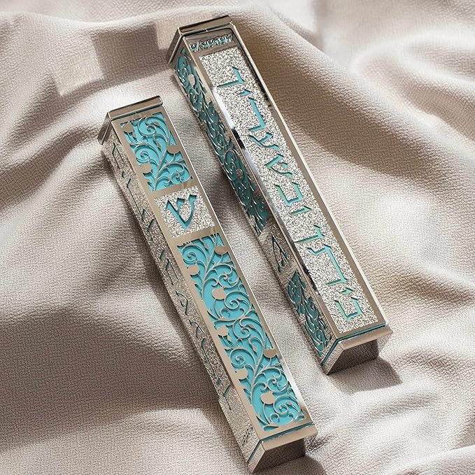 SURI Mezuzah para puerta con diseño de Jerusalén, estilo contemporáneo de mezuzá judío plateado y dorado de 5 pulgadas, incluye adhesivo Mezuzah para una fácil instalación, caja de regalo y pergamino no