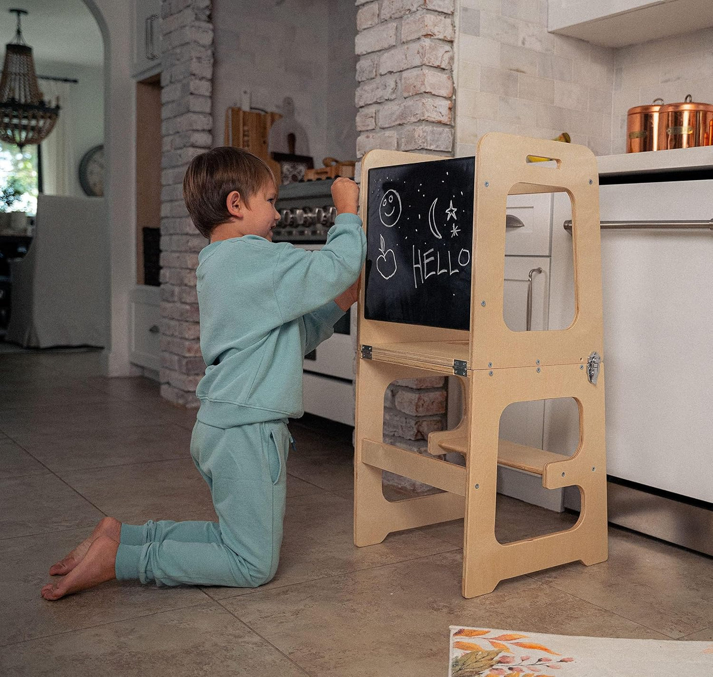 Avenlur Date - Torre plegable 4 en 1 - Taburete con escalón para niños pequeños con pizarra, escritorio y silla - Taburete estilo Montessori y Waldorf para edades de 18 meses a 6 años