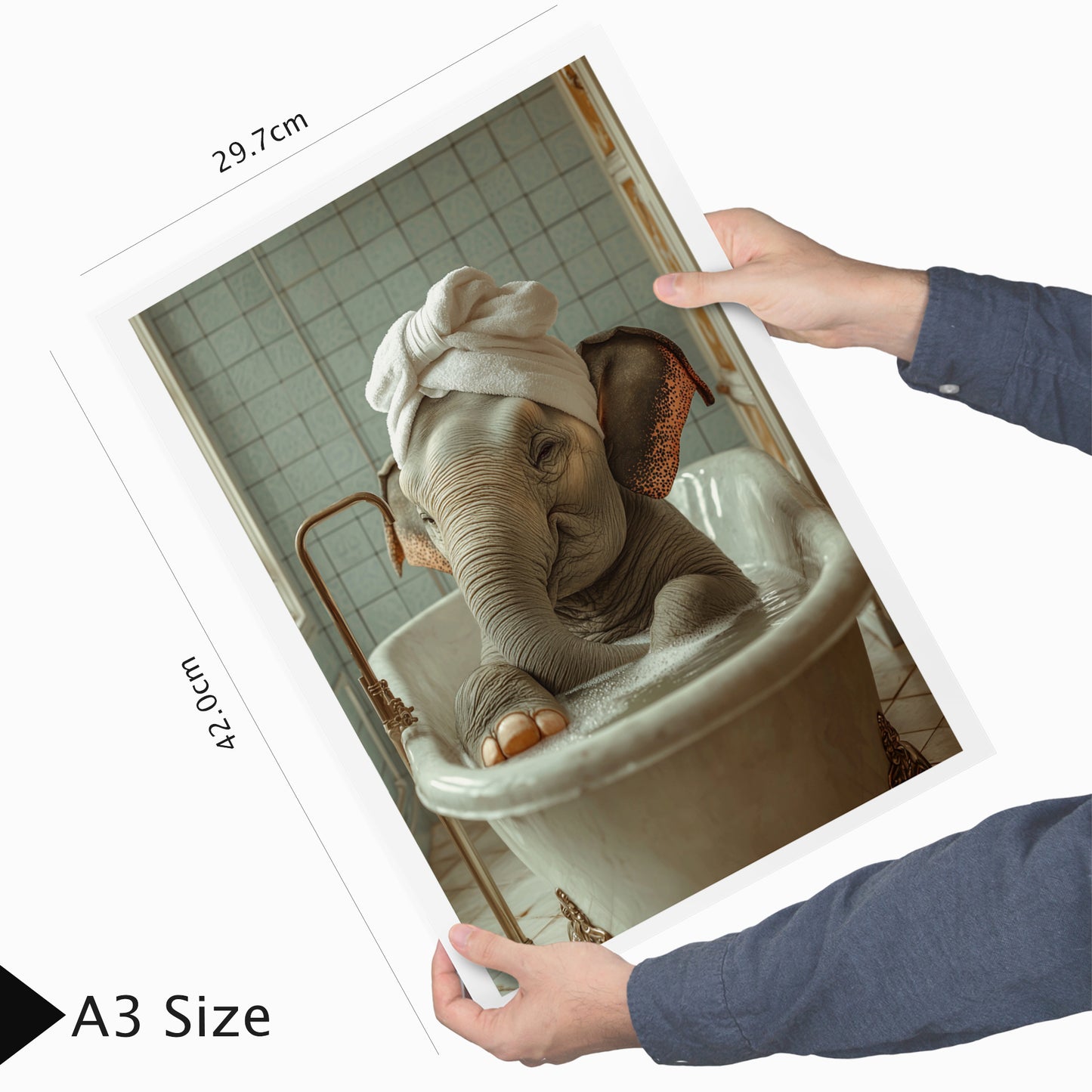 Set de 3 Cuadros Divertidos Animales en la Bañera, Simpático Elefante, Jirafa, Llama Póster con ilustración impresa en estilo fotográfico para decorar las paredes del Inodoro, Ducha, Cuarto de baño, WC
