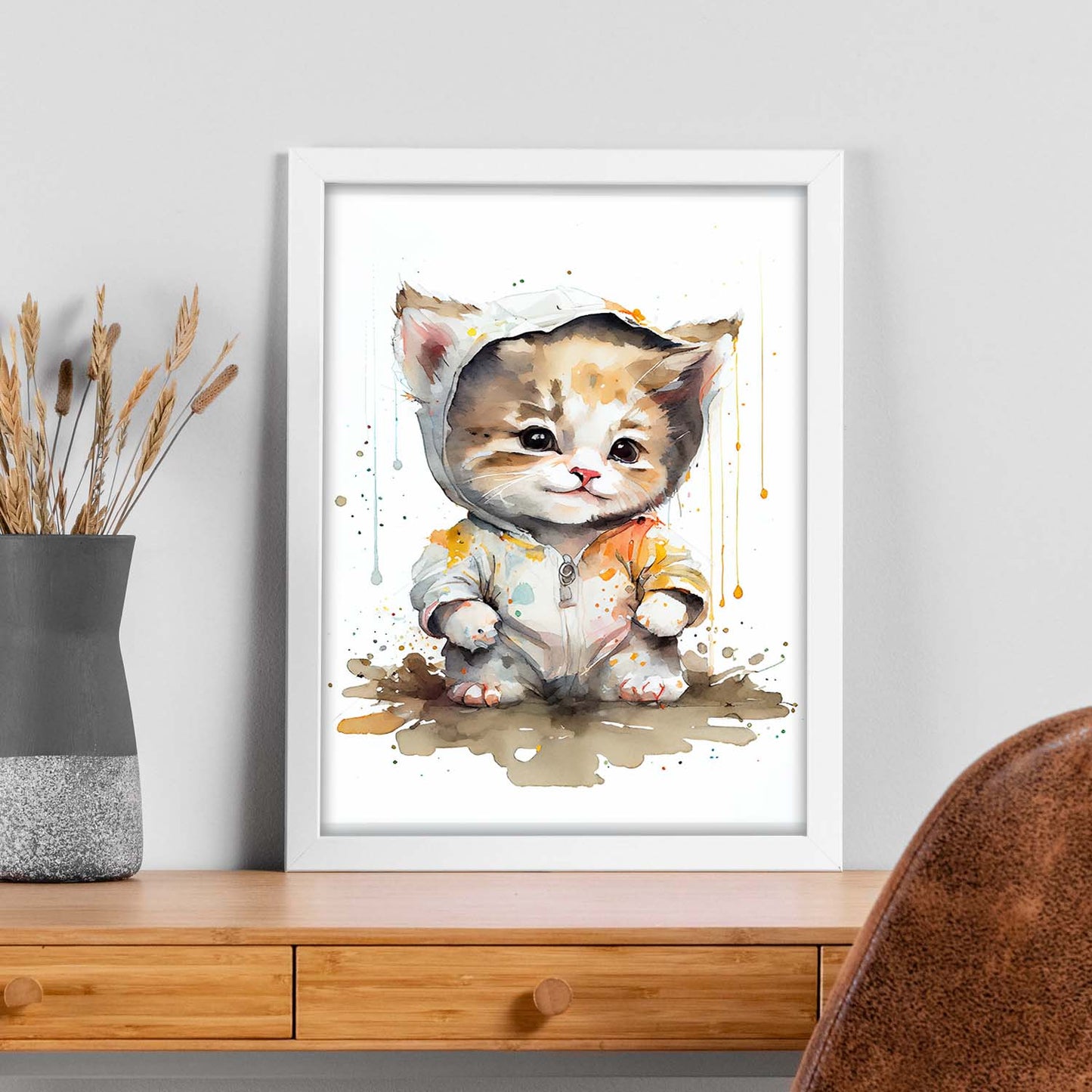 Gatito de bebé nacnico sobre fondo blanco sonriendo con algo. Estampados de arte de pared estético para el diseño de dormitorio o sala de estar.-Artwork-Nacnic-Nacnic Estudio SL