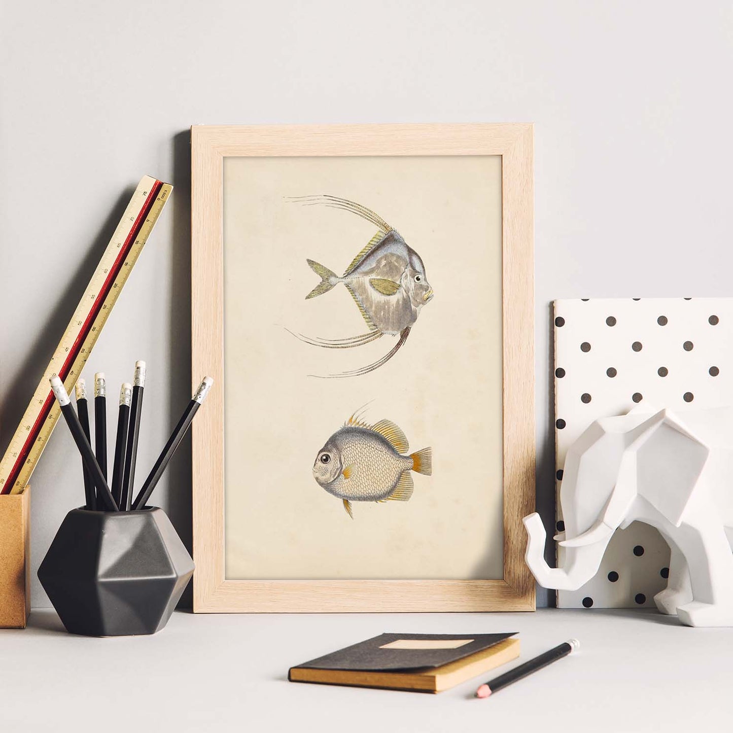 Lámina de dos peces gris, naranja y beige en , fondo papel vintage.-Artwork-Nacnic-Nacnic Estudio SL