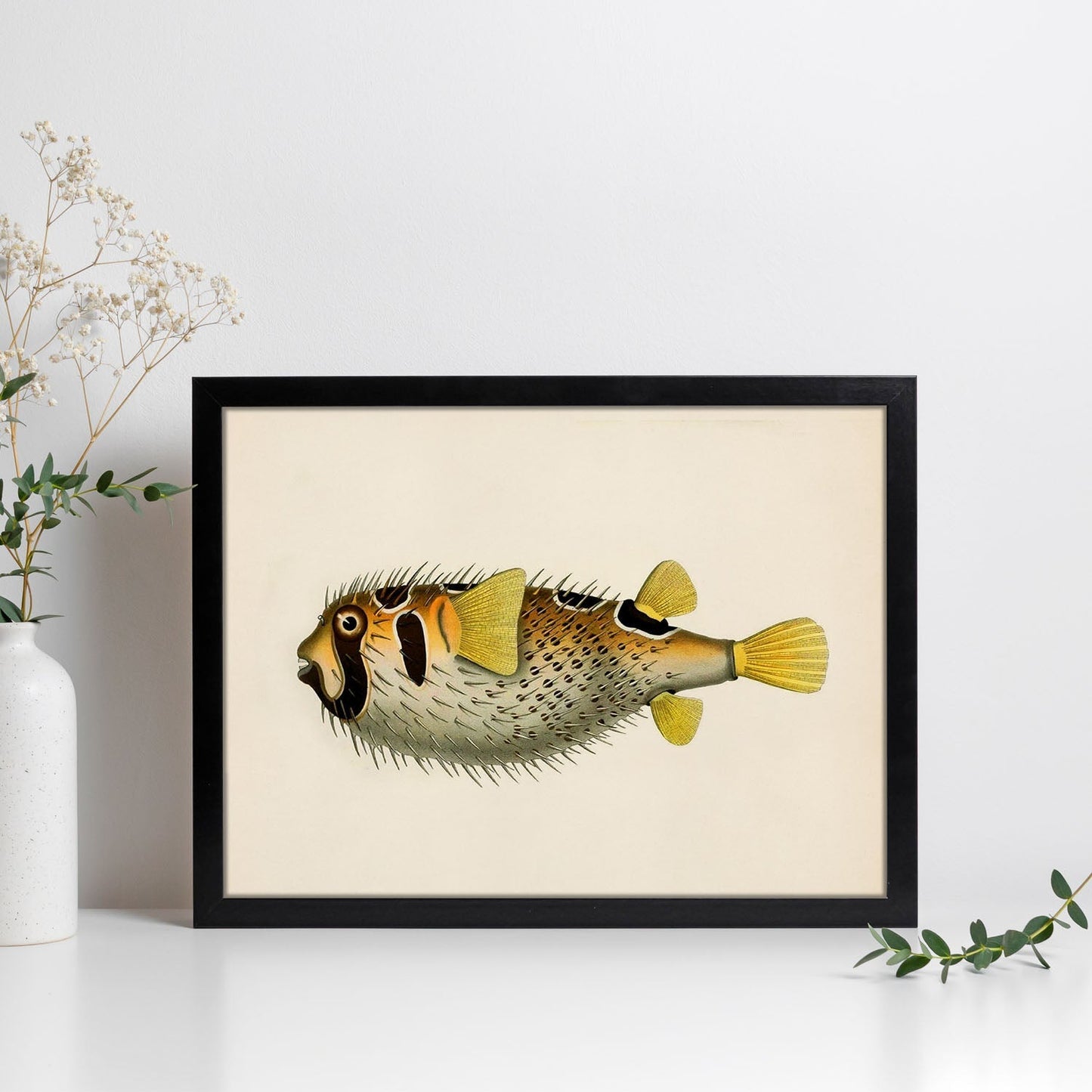 Lámina de pez amarillo, negro y blanco en , fondo papel vintage.-Artwork-Nacnic-Nacnic Estudio SL