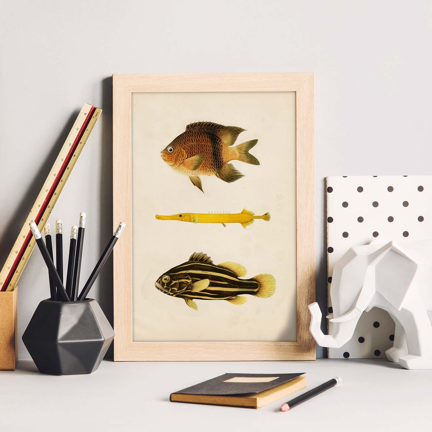 Lámina de tres peces amarillo, marron y negro en , fondo papel vintage.-Artwork-Nacnic-Nacnic Estudio SL