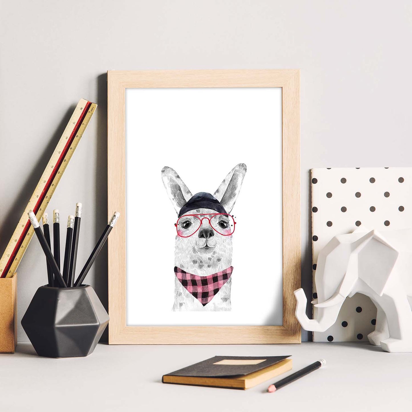 Lámina infantil Alpaca con gorro gafas y pañuelo rosa Poster de animales en-Artwork-Nacnic-Nacnic Estudio SL