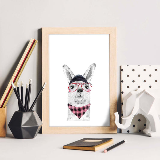 Lámina infantil Alpaca con gorro gafas y pañuelo rosa Poster de animales en-Artwork-Nacnic-Nacnic Estudio SL