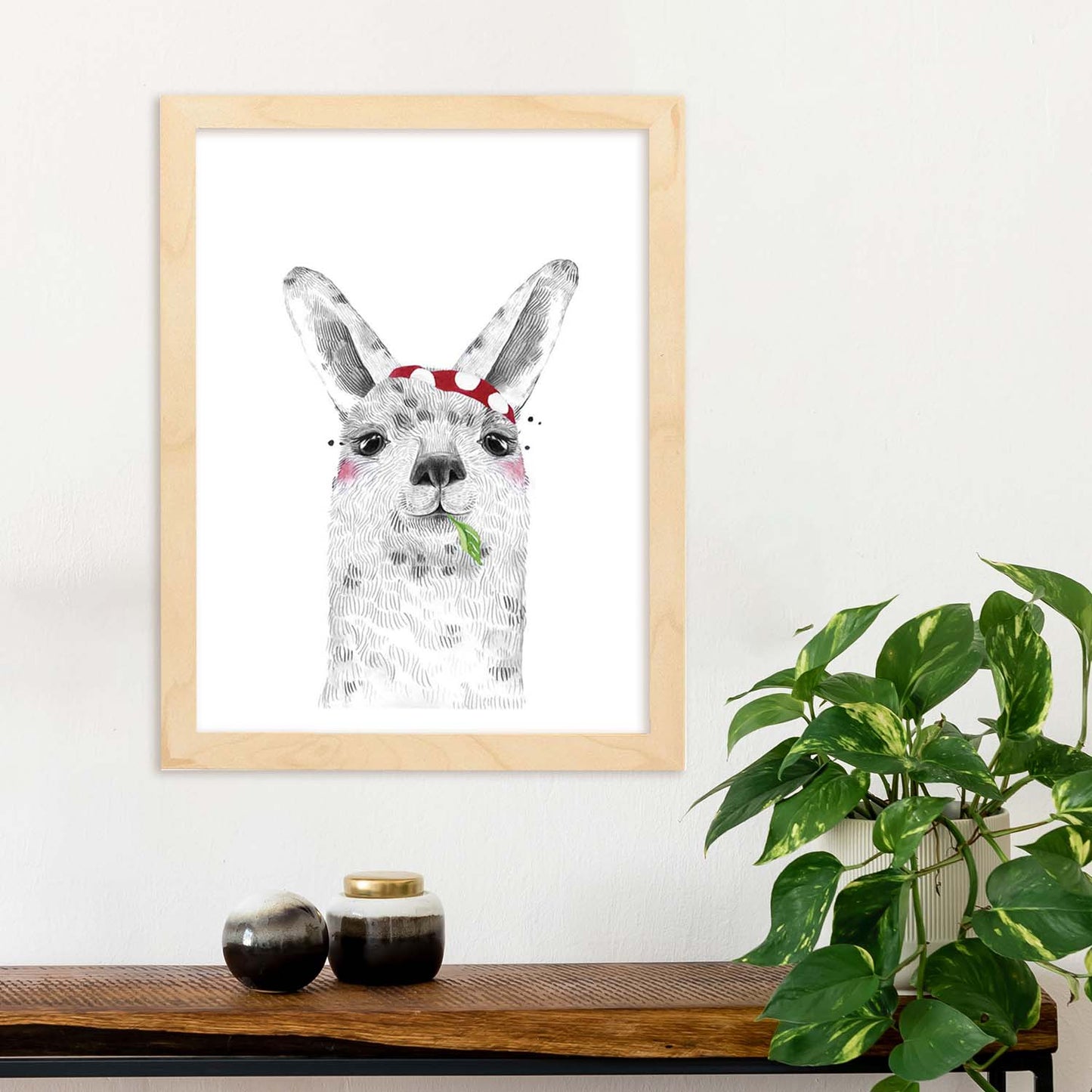 Lámina infantil Alpaca con panuelo rojo comiendo Poster de animales en-Artwork-Nacnic-Nacnic Estudio SL