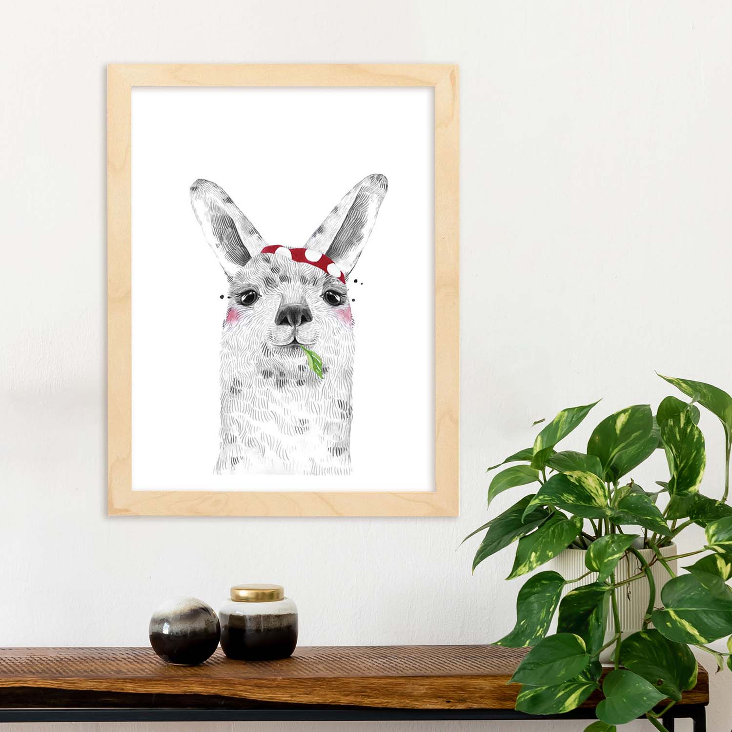 Lámina infantil Alpaca con panuelo rojo comiendo Poster de animales en-Artwork-Nacnic-Nacnic Estudio SL