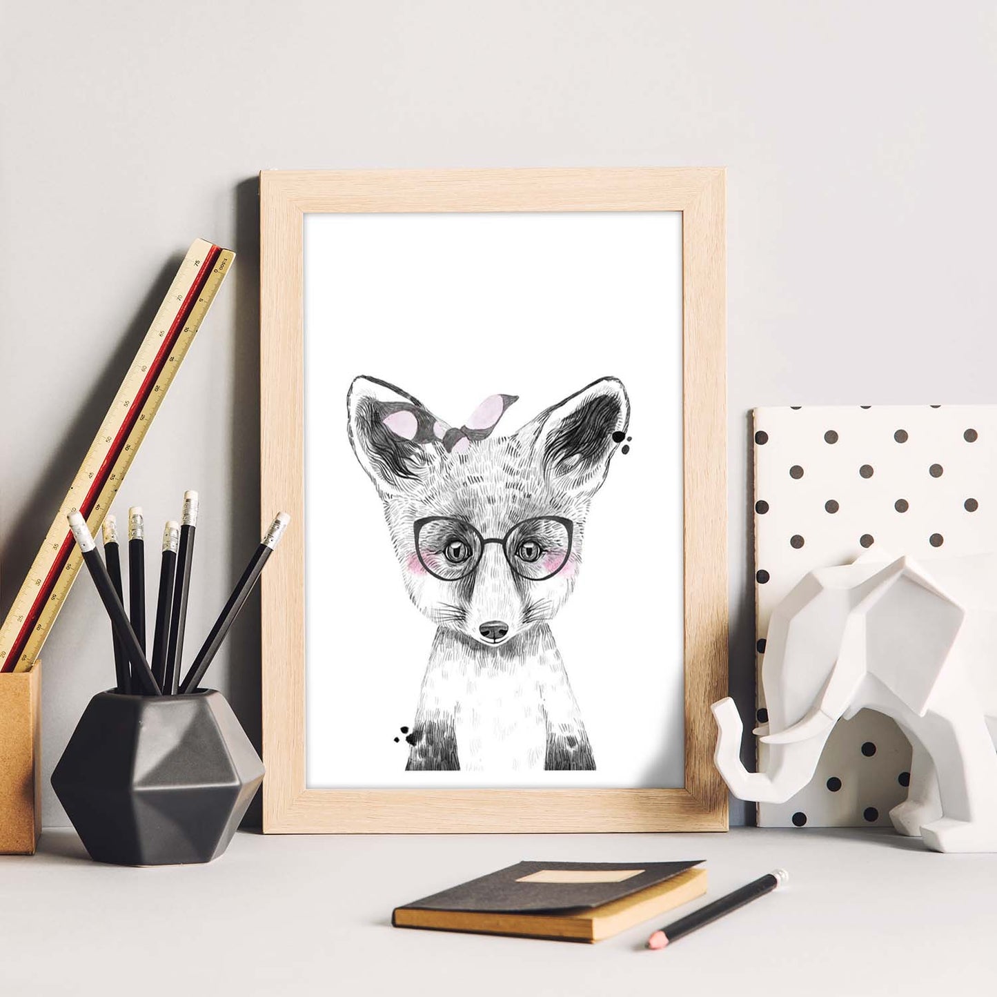 Lámina infantil Zorro infantil con gafas y pañuelo rosa poster animales infantiles-Artwork-Nacnic-Nacnic Estudio SL