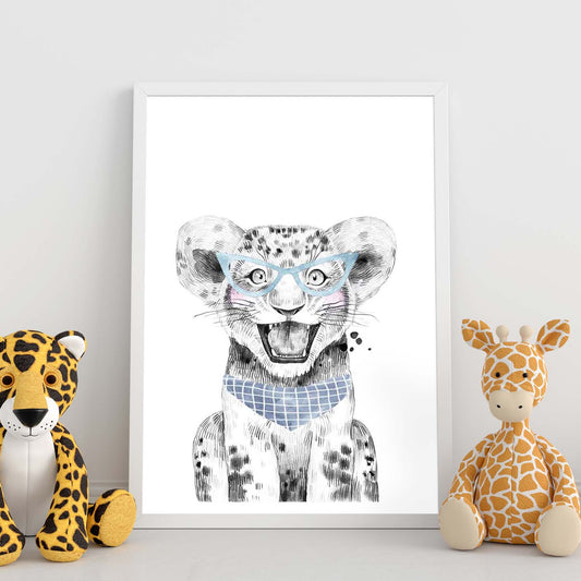 Lámina Leon infantil con gafas azules y pañuelo Poster animales infantiles-Artwork-Nacnic-Nacnic Estudio SL
