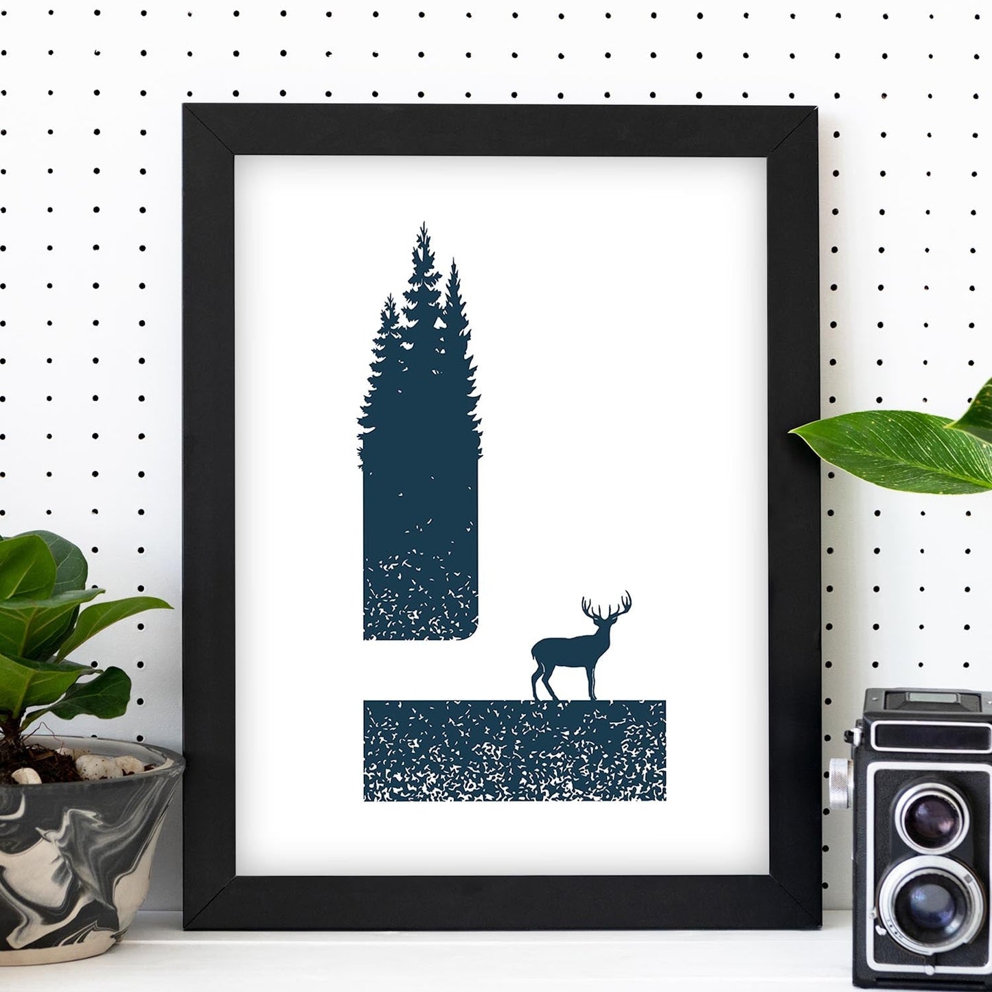 Letra L con bosque, ciervo y montañas. Naturaleza.Posters de letras con diseño.-Artwork-Nacnic-Nacnic Estudio SL