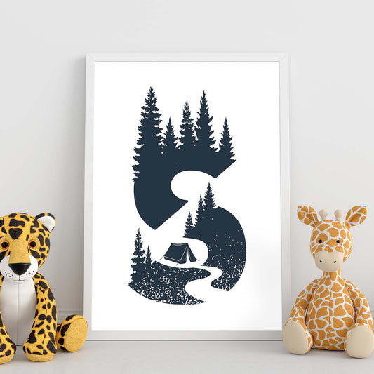 Letra S con bosque, sendero y tienda de campaña. Naturaleza.Posters de letras con diseño.-Artwork-Nacnic-Nacnic Estudio SL
