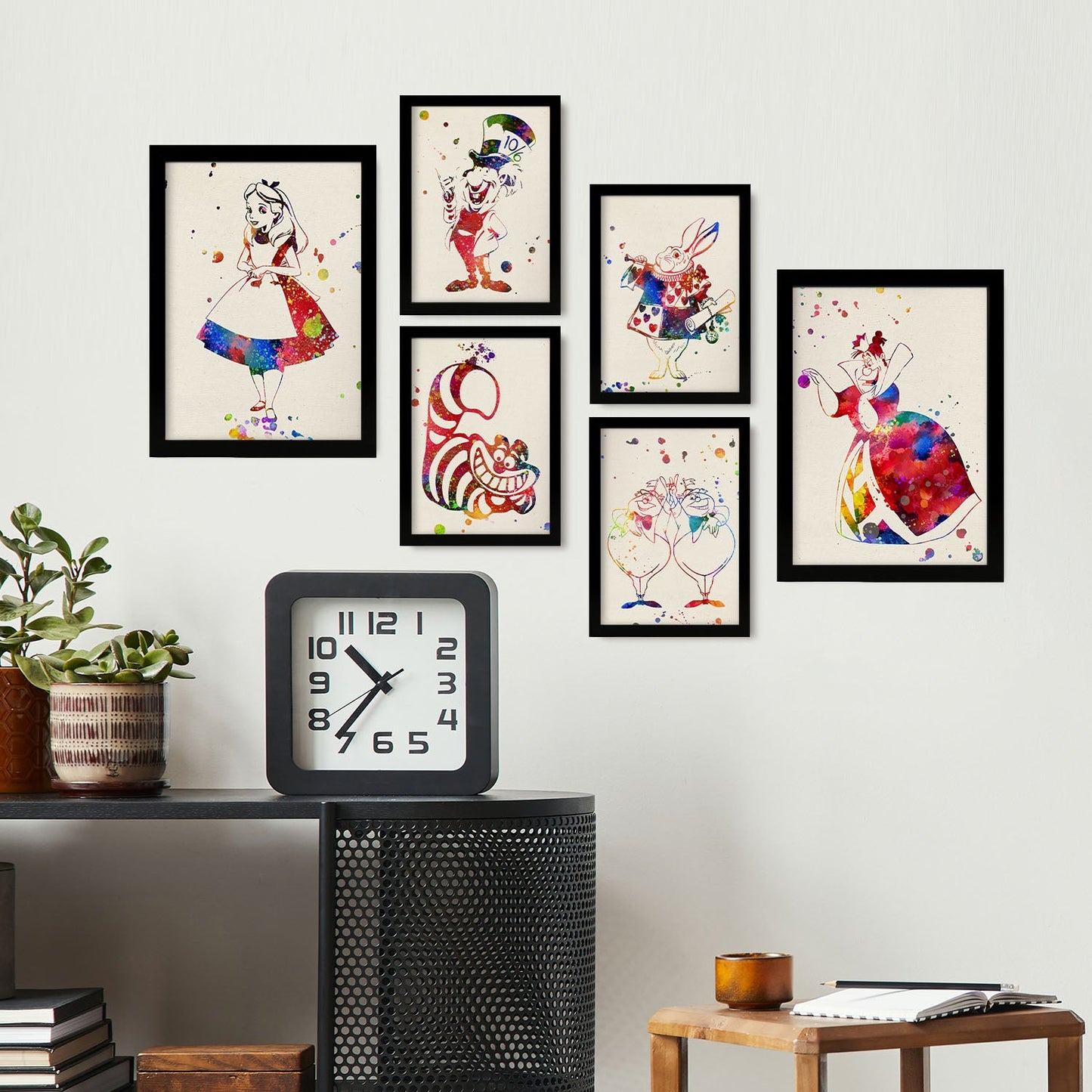 Set de 6 láminas acuarela de Alicia en el País de las Maravillas con personajes clásicos como Alicia, Sombrerero y Reina para decorar espacios infantiles – 2 grandes y 4 medianos