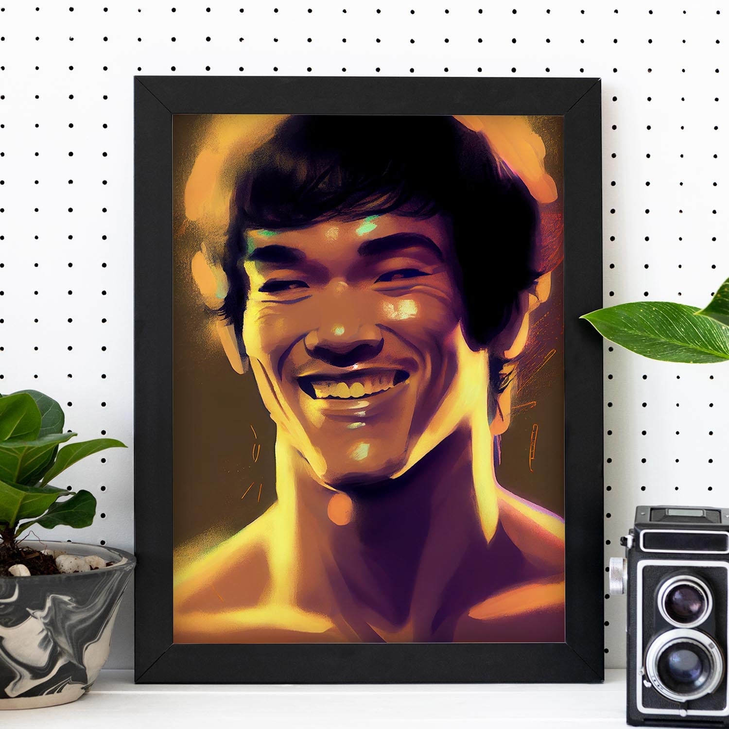 Nacnic Bruce Lee sonriendo al estilo de figura dinámica de estilo Pixar. Estampados de arte de pared estético para el diseño de dormitorio o sala de estar.-Artwork-Nacnic-Nacnic Estudio SL
