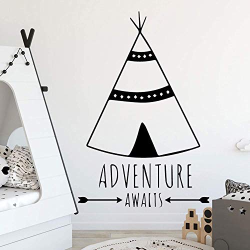 Pegatina de pared ESTILO NÓRDICO. Vinilo decorativo LA AVENTURA TE ESPERA. Lámina adhesiva TIPI con FRASE INSPIRADORA "Adventure Awaits". Decoración infantil para Hogar, Niños, Bebés.-Nacnic-Nacnic Estudio SL