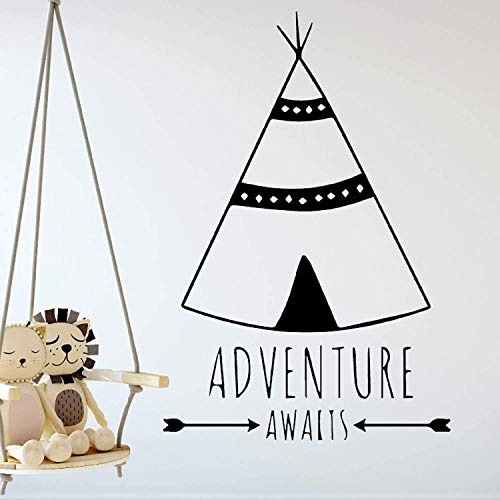 Pegatina de pared ESTILO NÓRDICO. Vinilo decorativo LA AVENTURA TE ESPERA. Lámina adhesiva TIPI con FRASE INSPIRADORA "Adventure Awaits". Decoración infantil para Hogar, Niños, Bebés.-Nacnic-Nacnic Estudio SL