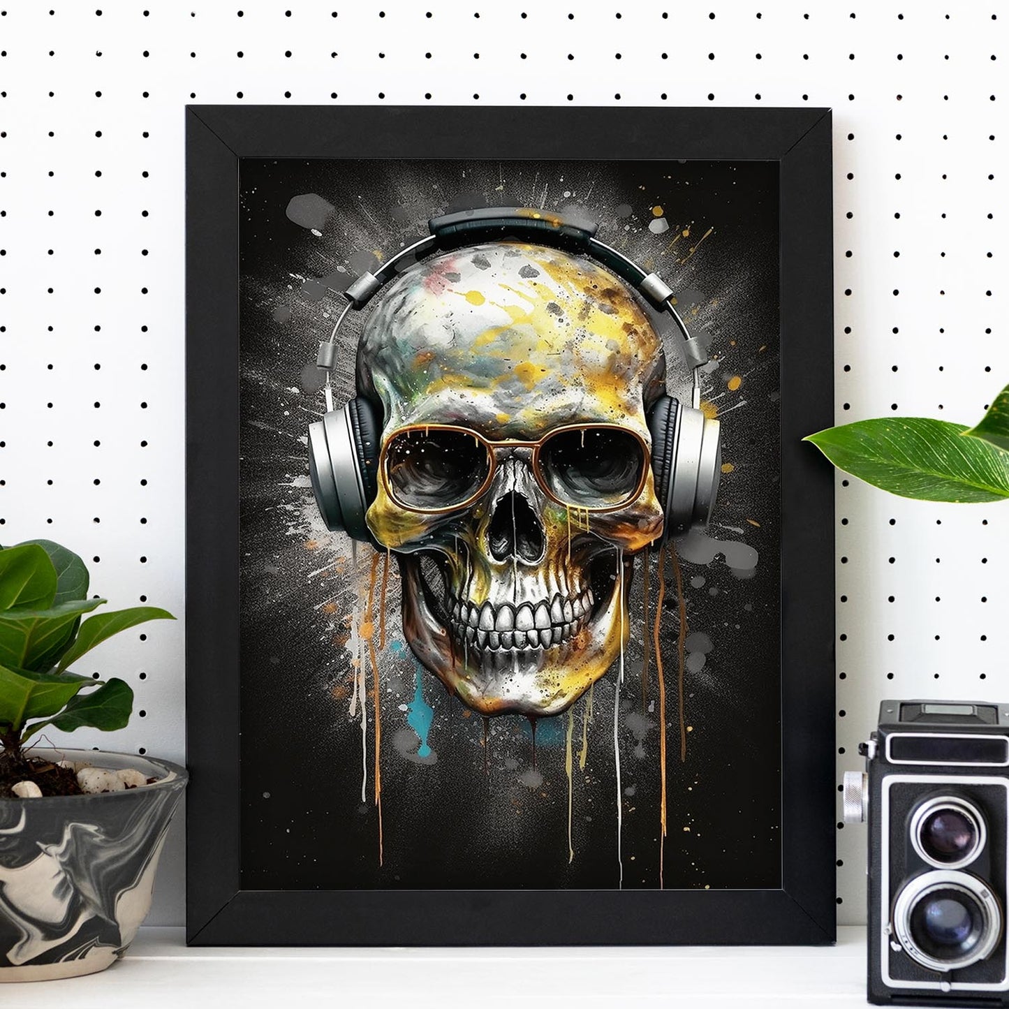 Lámina: Calavera Plateada y Dorada con Auriculares y Gafas de Sol