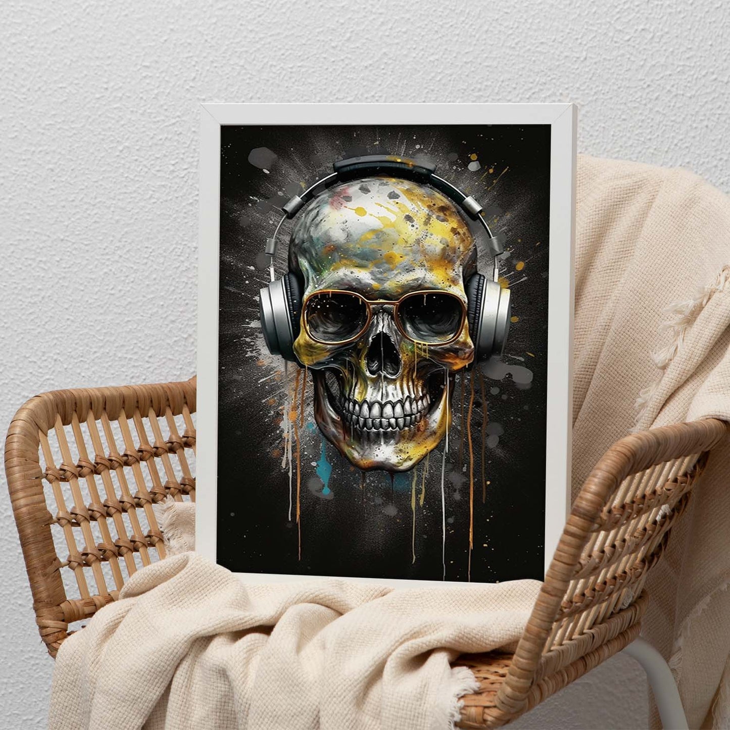 Lámina: Calavera Plateada y Dorada con Auriculares y Gafas de Sol