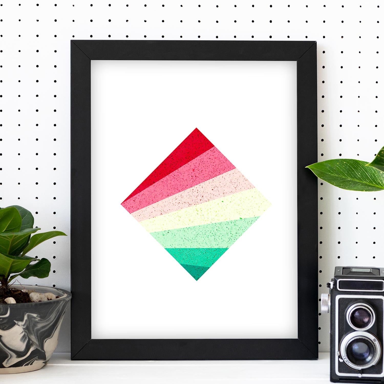 Poster con dibújo de geometría colorida. Lámina Cubo rojo verde, ilustrada con con formas y figuras llenas de color.-Artwork-Nacnic-Nacnic Estudio SL