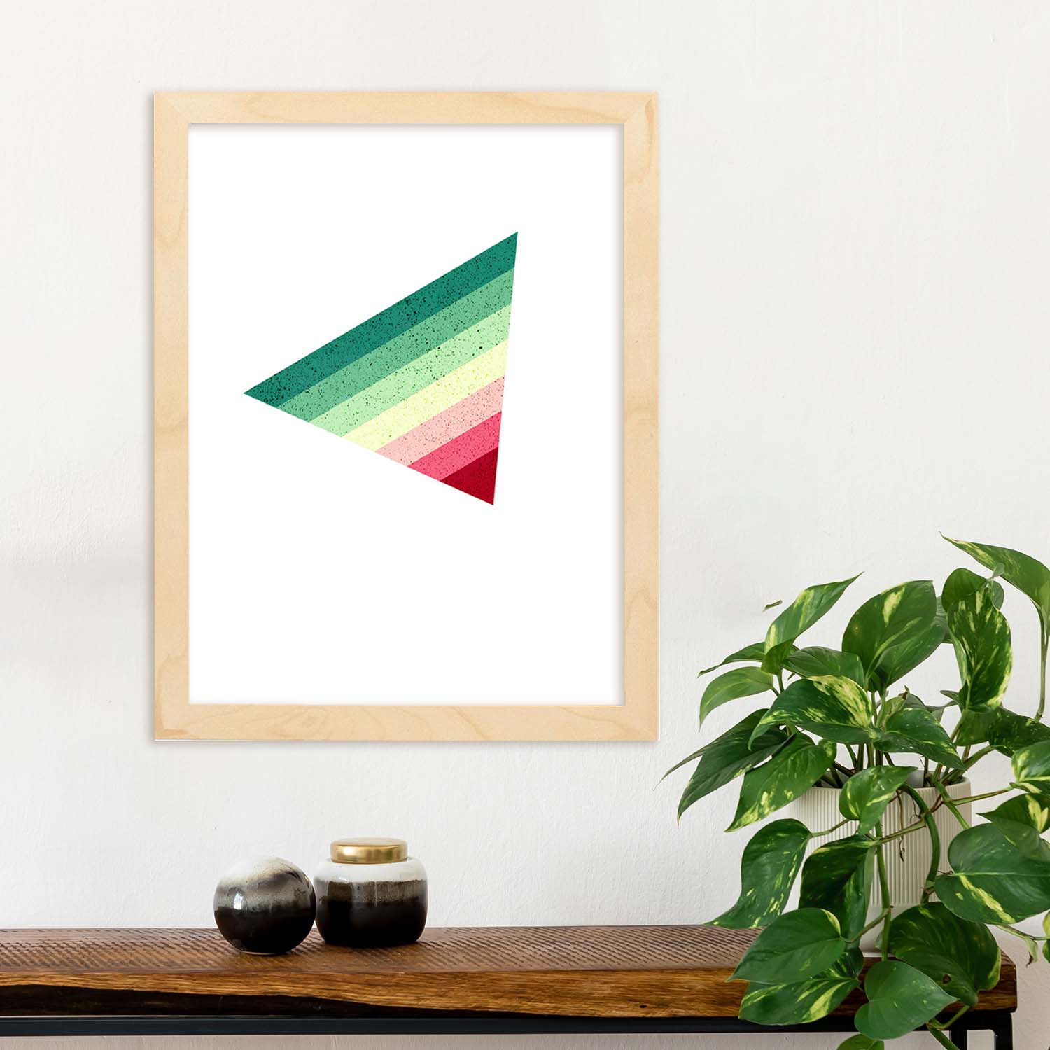 Poster con dibújo de geometría colorida. Lámina Triangulo invertido rojo verde, ilustrada con con formas y figuras llenas de color.-Artwork-Nacnic-Nacnic Estudio SL