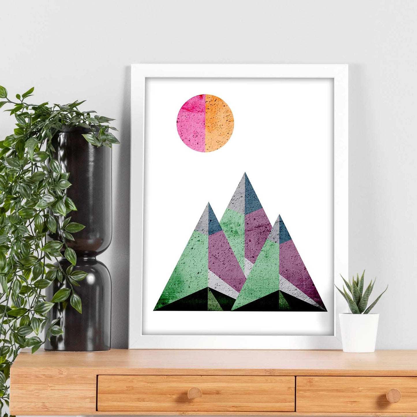Poster con dibújo de montañas geométricas. Lámina Montañas y sol naciente, ilustrada con con formas y figuras llenas de color.-Artwork-Nacnic-Nacnic Estudio SL