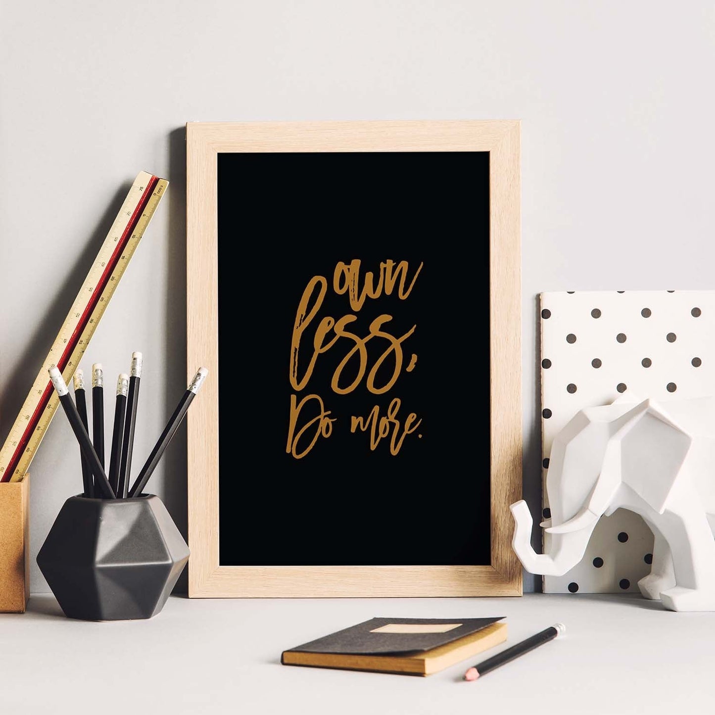 Poster con frase inspiracional. Lámina de decoración 'Ten menos' con frases motivadoras y llenas de energia.-Artwork-Nacnic-Nacnic Estudio SL