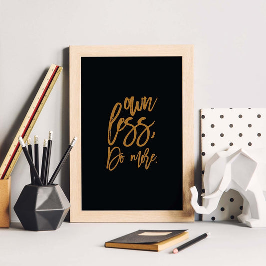 Poster con frase inspiracional. Lámina de decoración 'Ten menos' con frases motivadoras y llenas de energia.-Artwork-Nacnic-Nacnic Estudio SL