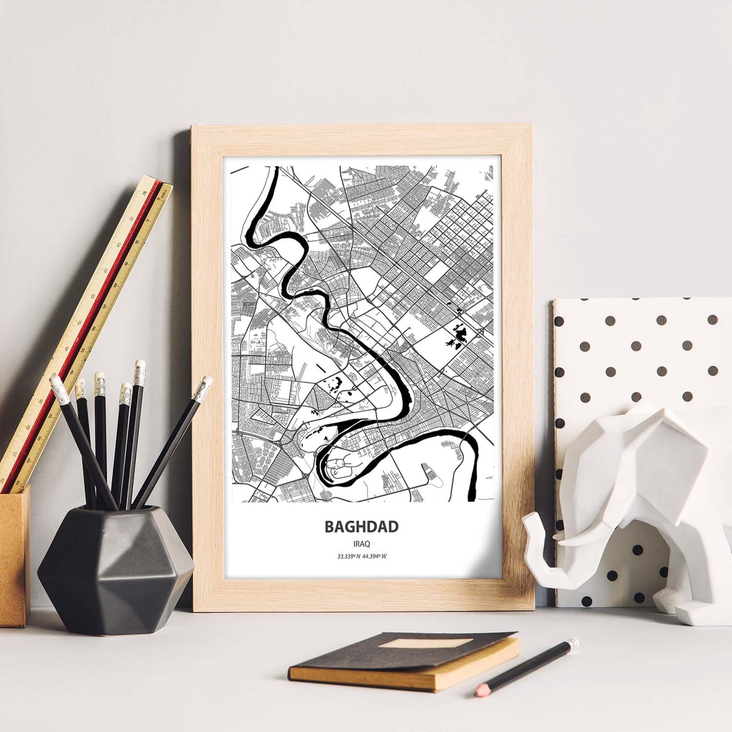 Poster con mapa de Baghdad - Iraq. Láminas de ciudades de Oriente Medio con mares y ríos en color negro.-Artwork-Nacnic-Nacnic Estudio SL