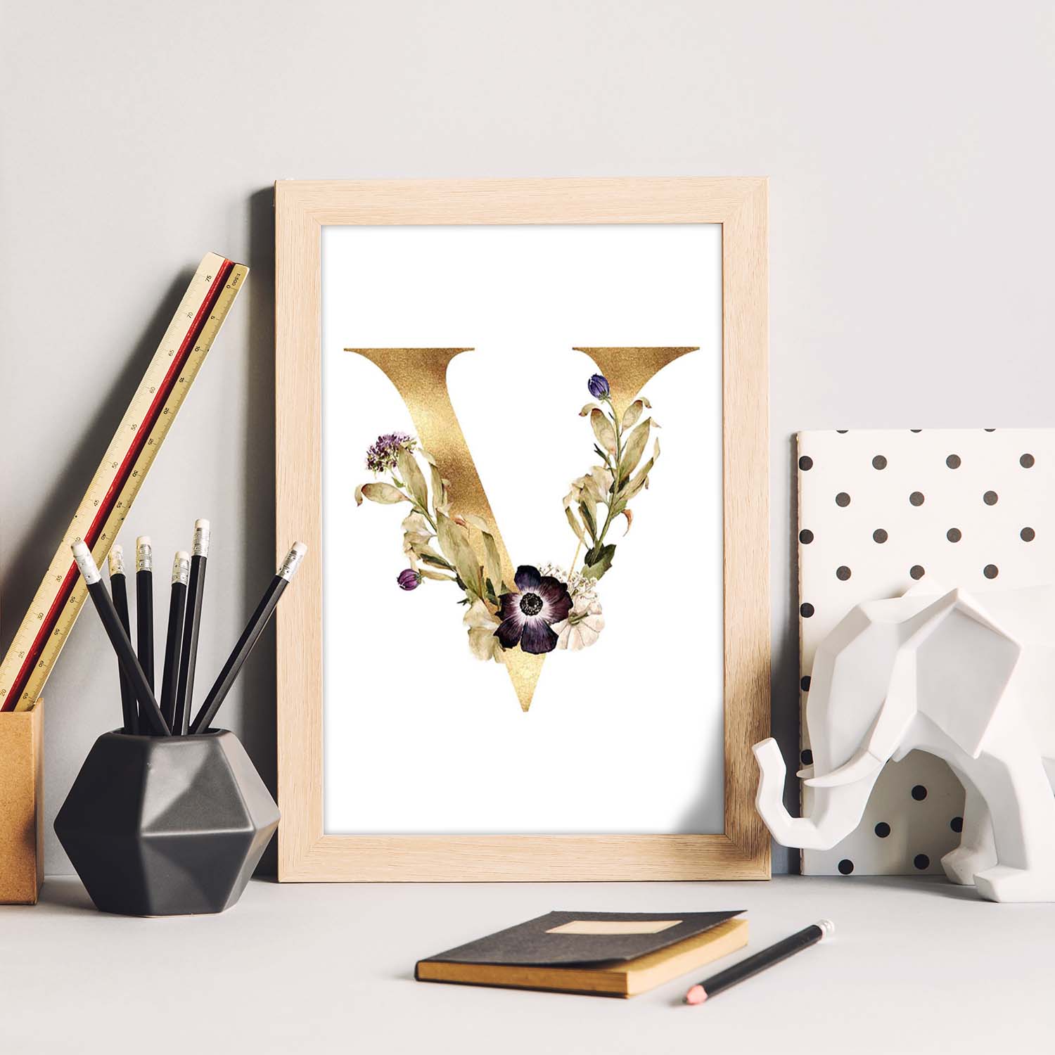 Poster de letra V. Lámina estilo Dorado Floral con imágenes del alfabeto.-Artwork-Nacnic-Nacnic Estudio SL