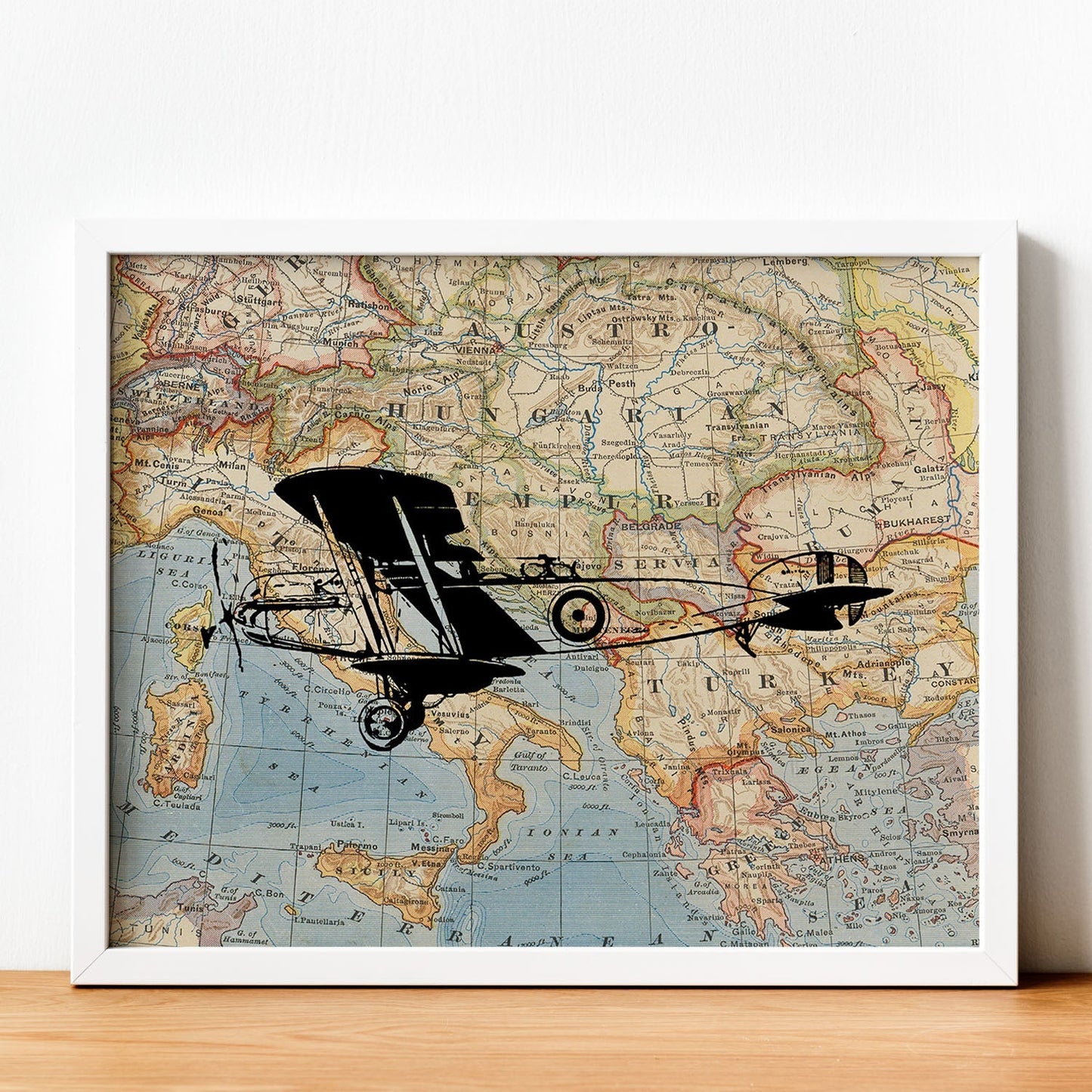 Posters de objetos sobre mapas. Lámina En Avioneta a Europa, con diseño de objetos sobre mapas vintage.-Artwork-Nacnic-Nacnic Estudio SL