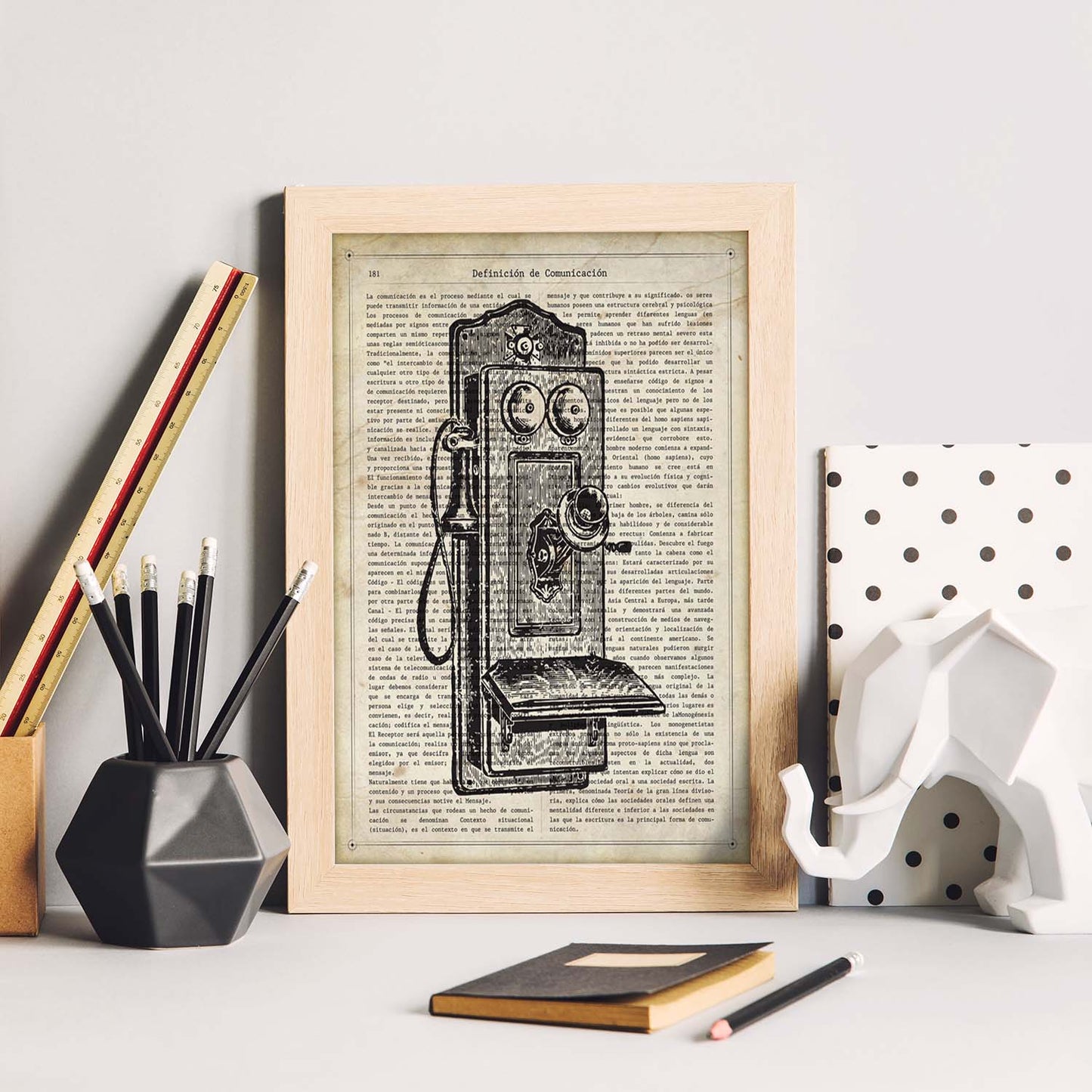 Posters de objetos vintage. Lámina Teléfono Roto con imágenes de objetos e instrumentos vintage, con definiciones en español.-Artwork-Nacnic-Nacnic Estudio SL