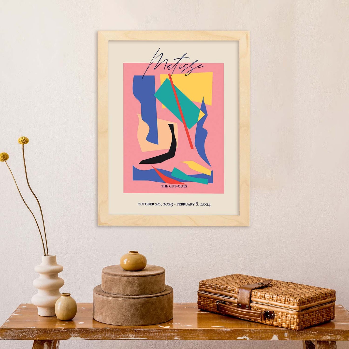 Imagen principal de la colección de láminas de exposición de Matisse: Una vista panorámica de una galería de arte llena de coloridas ilustraciones del artista francés Henri Matisse. La imagen muestra una muestra de las obras de arte impresionistas de Mat