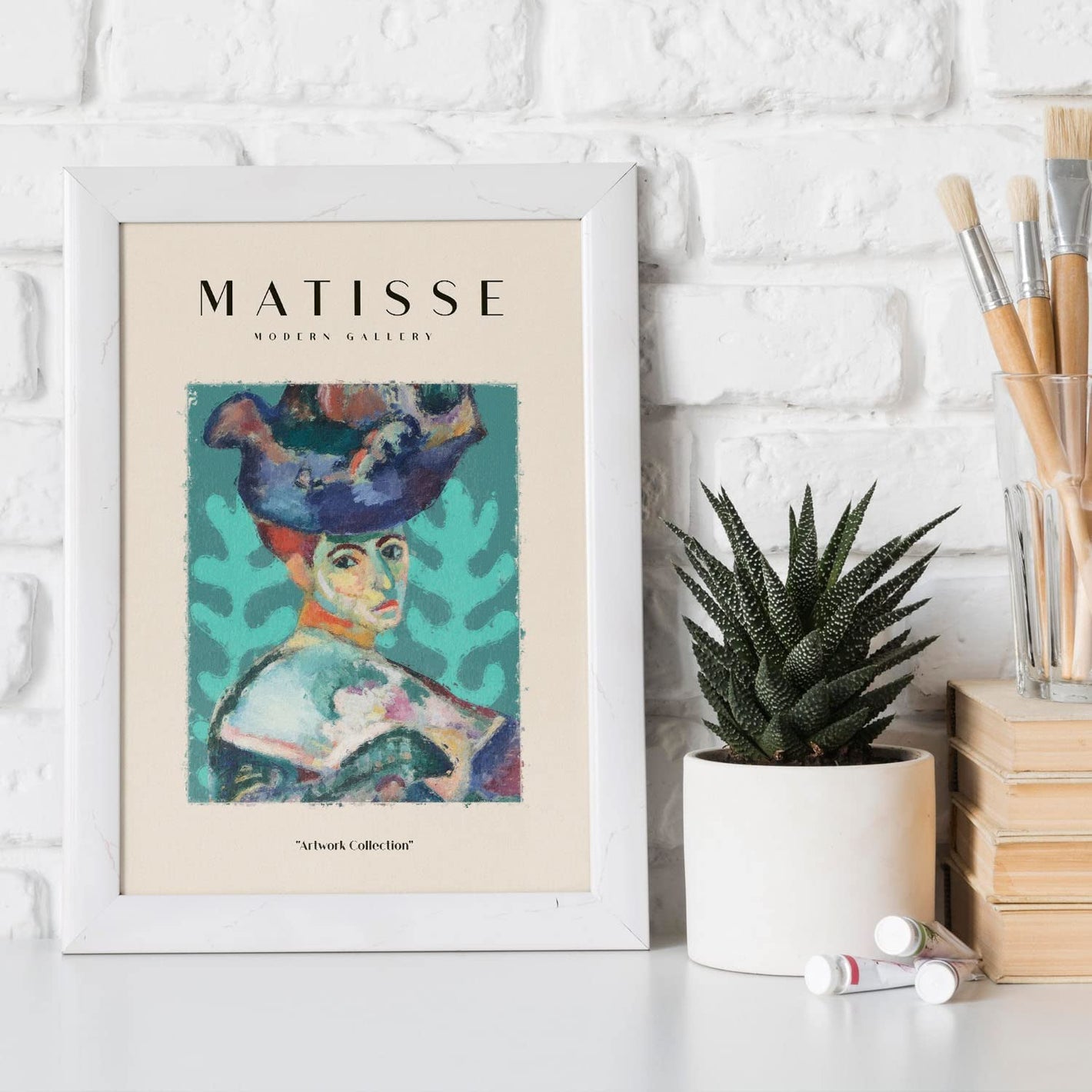Imagen principal de la colección Láminas Matisse: Una vista de una pared blanca con una selección de ilustraciones coloridas de Henri Matisse enmarcadas en diferentes tamaños y colgadas en estilo galería de arte. Las obras de arte del artista francés Mat