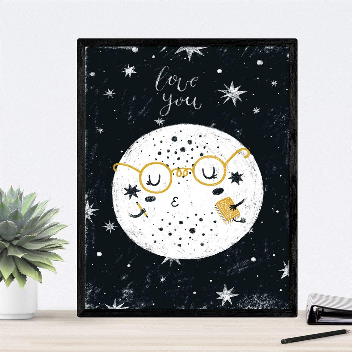 Esta es una colección de láminas con dibujos e ilustraciones de la luna y el sistema solar. Los planetas y satélites están representados en blanco y negro con un diseño juvenil. Si estás buscando decorar las habitaciones de tu hogar con un estilo infanti