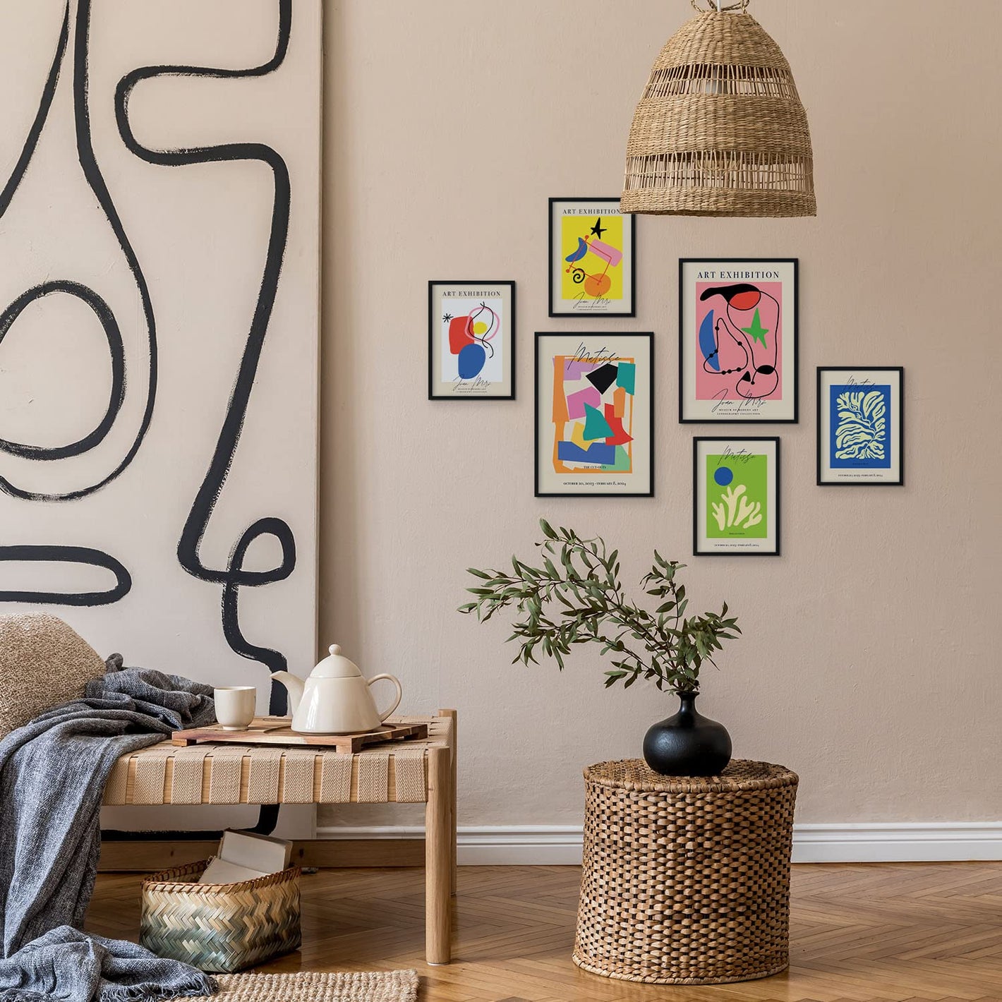 Imagen principal de la exposición de láminas de Joan Miró: Una vista panorámica de una galería de arte llena de coloridas ilustraciones de Joan Miró. Las obras de arte del artista francés Matisse también están presentes. Entra para ver y explorar todas l