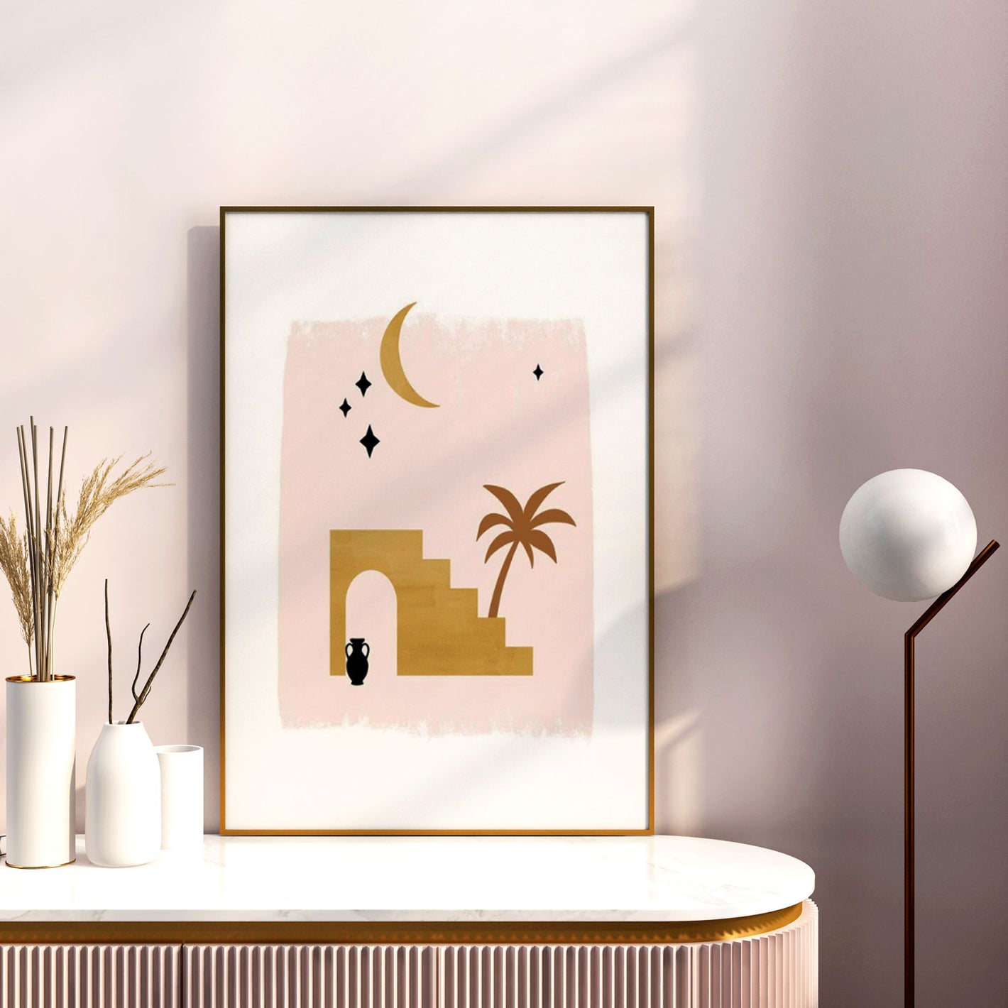 Inspírate con nuestra colección de láminas minimalistas basadas en Marruecos. La imagen principal muestra un paisaje del desierto con la luna en el fondo, en tonos tierra y marrones. Entra para ver y curiosear todas las láminas, cuadros y posters que ten