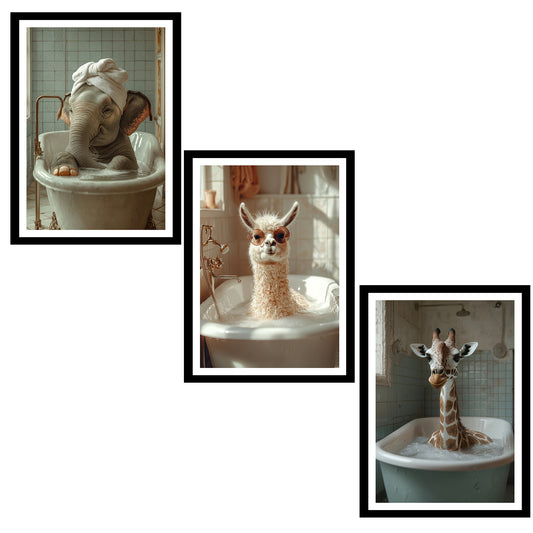 Set de 3 Cuadros Divertidos Animales en la Bañera, Simpático Elefante, Jirafa, Llama Póster con ilustración impresa en estilo fotográfico para decorar las paredes del Inodoro, Ducha, Cuarto de baño, WC