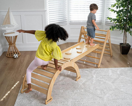 Gimnasio de escalada interior 5 en 1 Avenlur Hazel - Set de escalada Waldorf y Montessori con escalera triangular, rampa, arco trepador, balancín y tobogán - Juguetes Montessori para niños de 18 meses a 7 años (Natural)