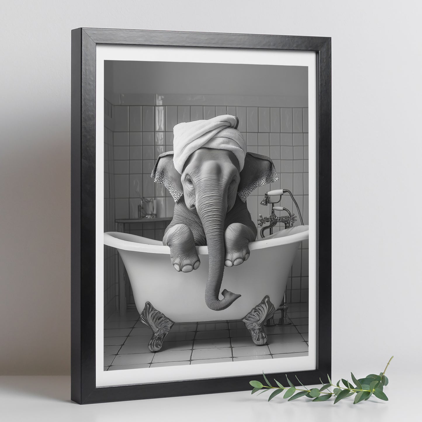 Set de 2 Cuadros Elefante en la Bañera con Simpáticos Animales en Blanco y Negro Ilustración impresa para decorar las paredes del Inodoro, Ducha, Cuarto de baño, Aseo, WC