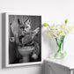 Set de 2 Cuadros de Animales con Periódico En el Inodoro, Toro, Zorro, Blanco y Negro con Ilustración Impresa en Estilo B/N para Decorar las Paredes del Inodoro, Baño, Lavabo, WC