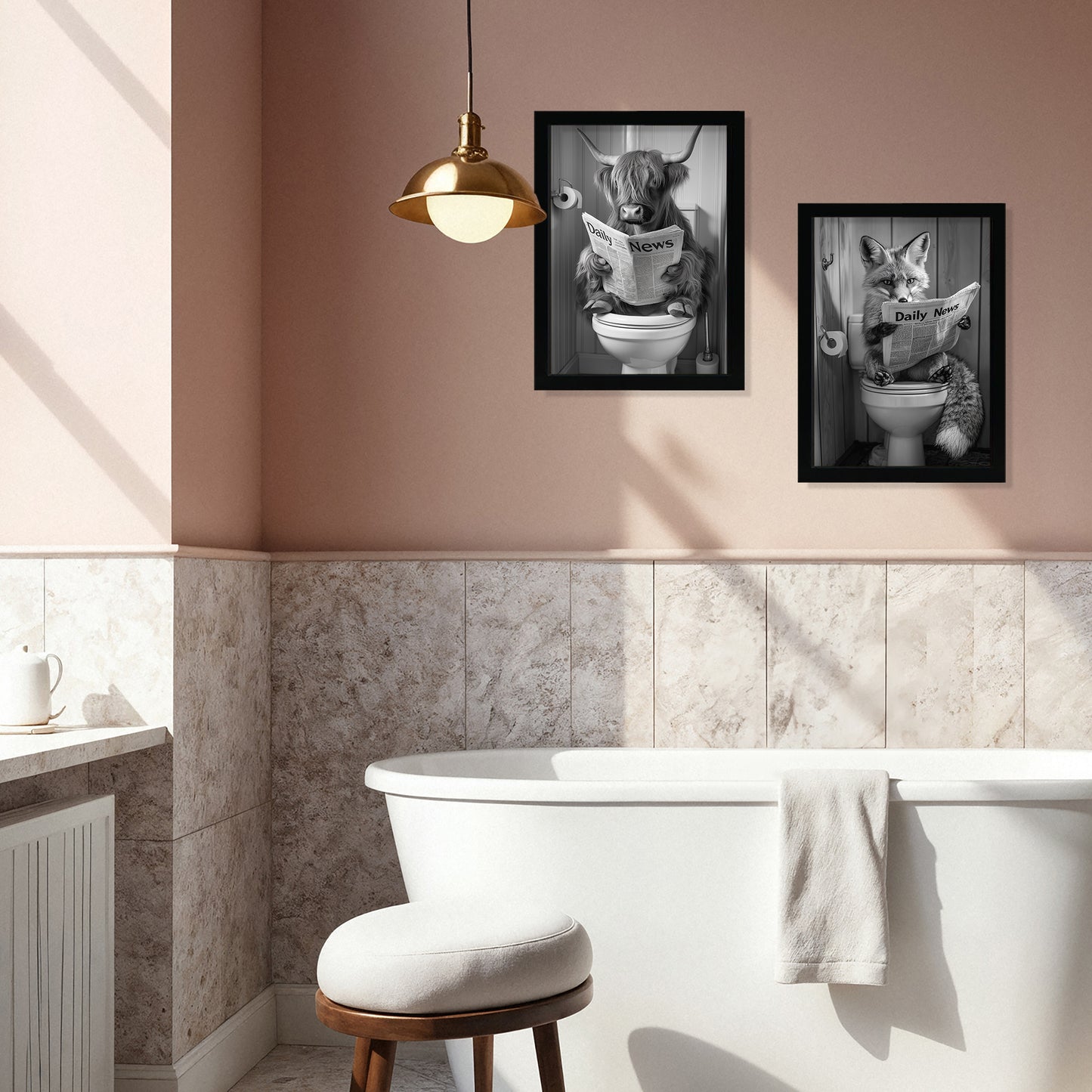 Set de 2 Cuadros de Animales con Periódico En el Inodoro, Toro, Zorro, Blanco y Negro con Ilustración Impresa en Estilo B/N para Decorar las Paredes del Inodoro, Baño, Lavabo, WC