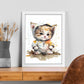 Gatito de bebé nacnico sobre fondo blanco sonriendo con algo. Estampados de arte de pared estético para el diseño de dormitorio o sala de estar.-Artwork-Nacnic-Nacnic Estudio SL