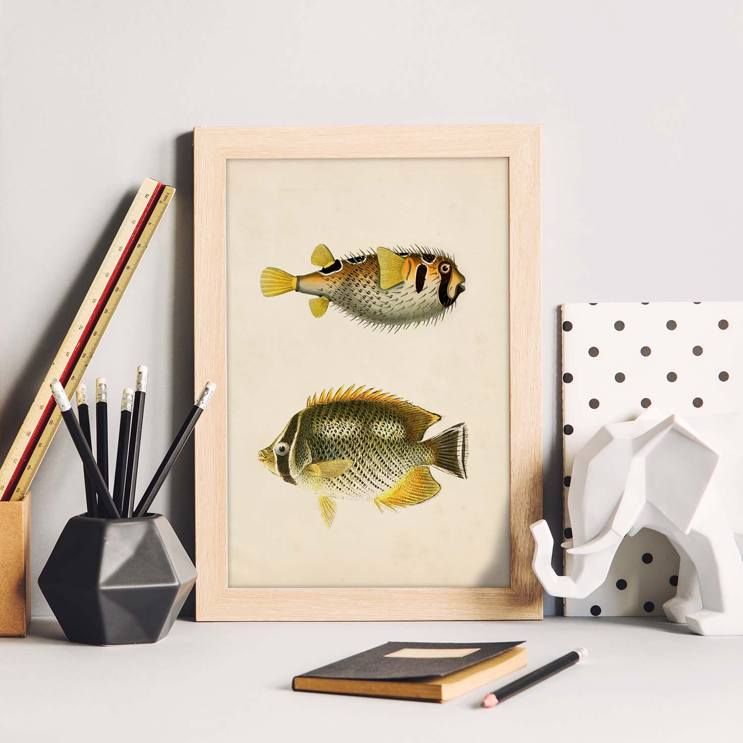 Lámina de dos peces amarillo gris y negro en , fondo papel vintage.-Artwork-Nacnic-Nacnic Estudio SL