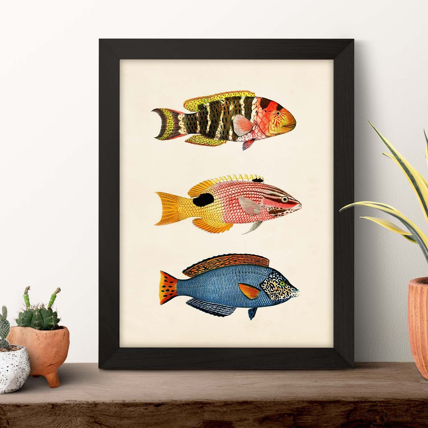 Lámina de tres peces amarillo, naranja, rojo rosa y azul en , fondo papel vintage.-Artwork-Nacnic-Nacnic Estudio SL
